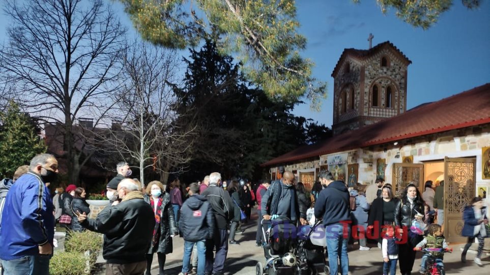 Θεσσαλονίκη: Εικόνες συνωστισμού έξω από εκκλησία λόγω… των Γ’ Χαιρετισμών