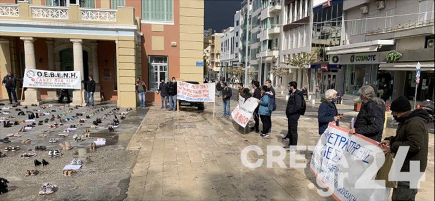 Πρωτότυπη διαμαρτυρία στην Κρήτη: «Πλημμύρισε» παπούτσια η πλατεία «Ελευθερίας» στο Ηράκλειο