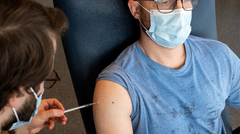 Θεμιστοκλέους: Πότε ξεκινούν τον εμβολιασμό οι 40άρηδες – Τον Μάιο ανοίγει η πλατφόρμα για τα ραντεβού