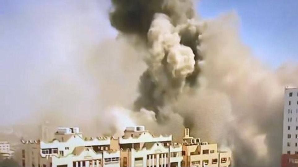 Δείτε βίντεο: Κτίριο που στέγαζε Associated Press και Al Jazeera καταρρέι έπειτα από ισραηλινό βομβαρδισμό