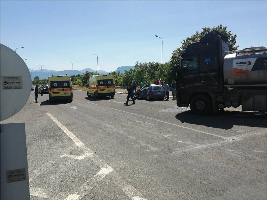 Τρίκαλα: Συγκρούστηκε φορτηγό με αυτοκίνητο – Νεκρός ο οδηγός του ΙΧ