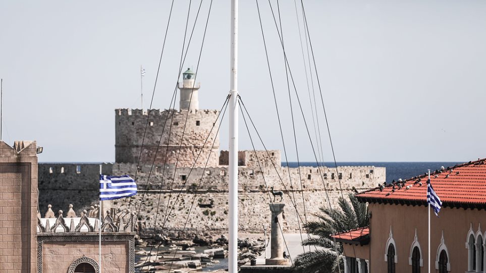 Ρόδος: Επτά κατηγορίες κατά του 48χρονου που κατέβασε την ελληνική σημαία και μαχαίρωσε αστυνομικό