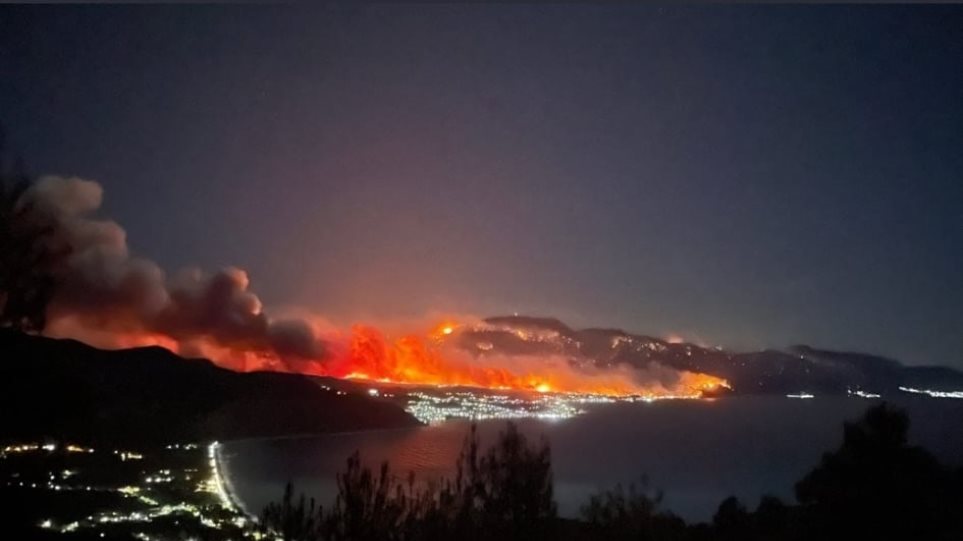 Ασύλληπτη εικόνα από τη φωτιά στην Κορινθία