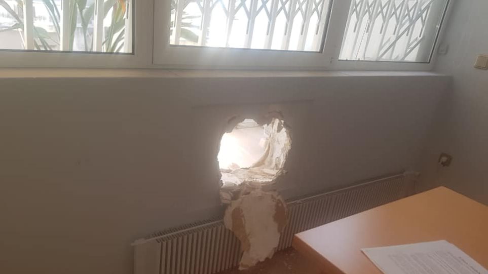 Διάρρηξη στο γραφείο του Τσακαλώτου – Τρύπα στον τοίχο άνοιξαν οι δράστες