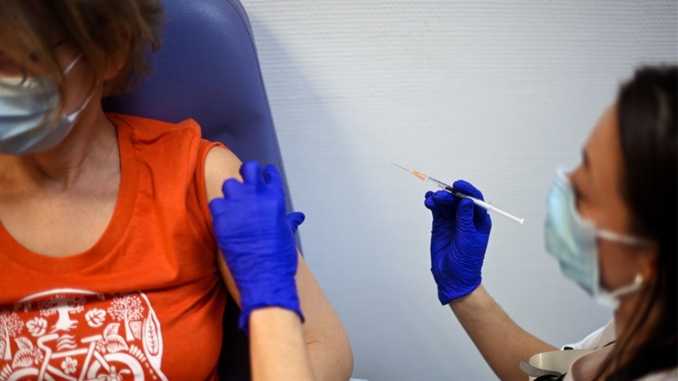 Τσεχία: Άνοιξε το πρώτο drive-in εμβολιαστικό κέντρο