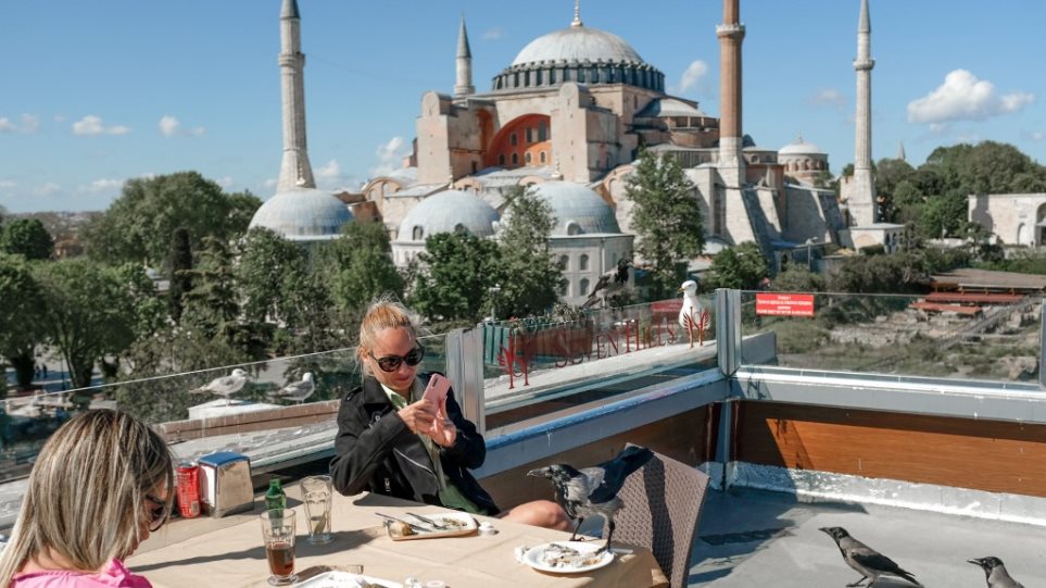 DW: Οι Τούρκοι στο σπίτι, οι τουρίστες έξω – Οργή για το lockdown του Ερντογάν