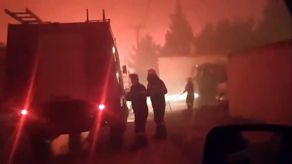 Φωτιά στον Σχίνο: Πυροσβέστες και πολίτες περικυκλώθηκαν από τις φλόγες – Δείτε βίντεο