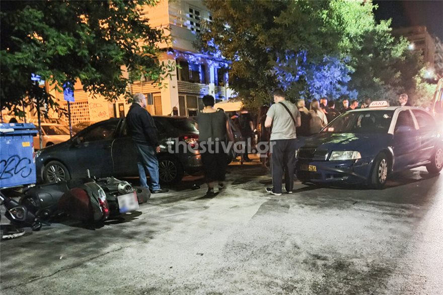Θεσσαλονίκη: Ταξί παρέσυρε νεαρούς σε μηχανάκι – Δείτε εικόνες