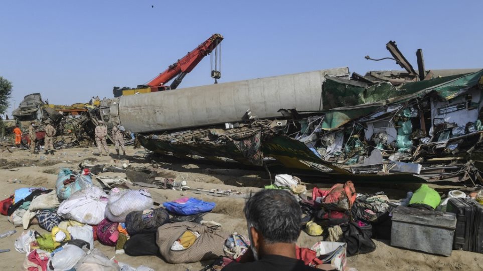 Πακιστάν: Τους 63 έφτασαν οι νεκροί από τον εκτροχιασμό και τη σύγκρουση δύο τρένων