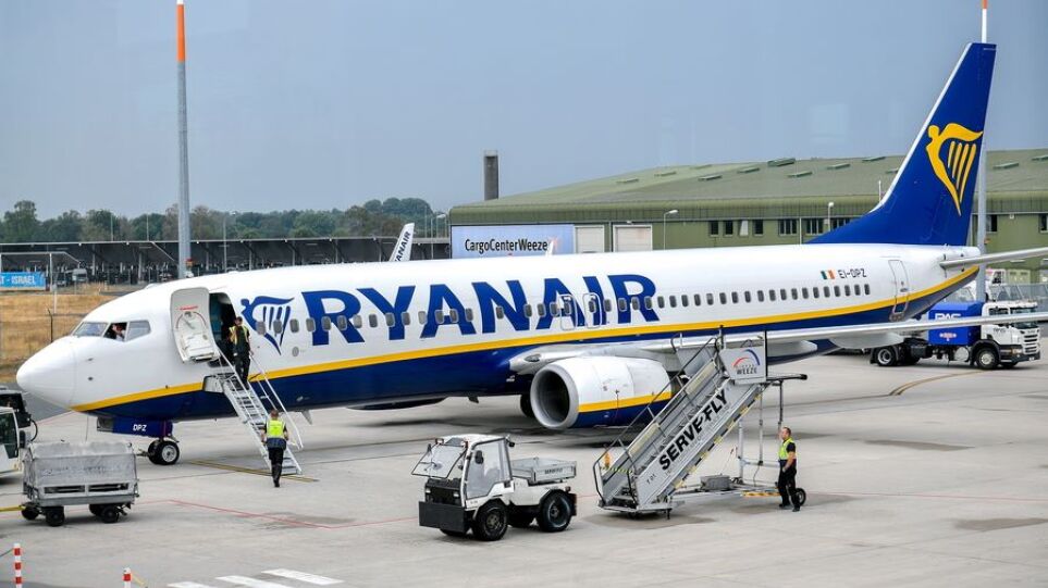 Ryanair κατά Μπόρις Τζόνσον: Οι πλήρως εμβολιασμένοι Βρετανοί να μπορούν να επισκεφθούν την Ευρώπη