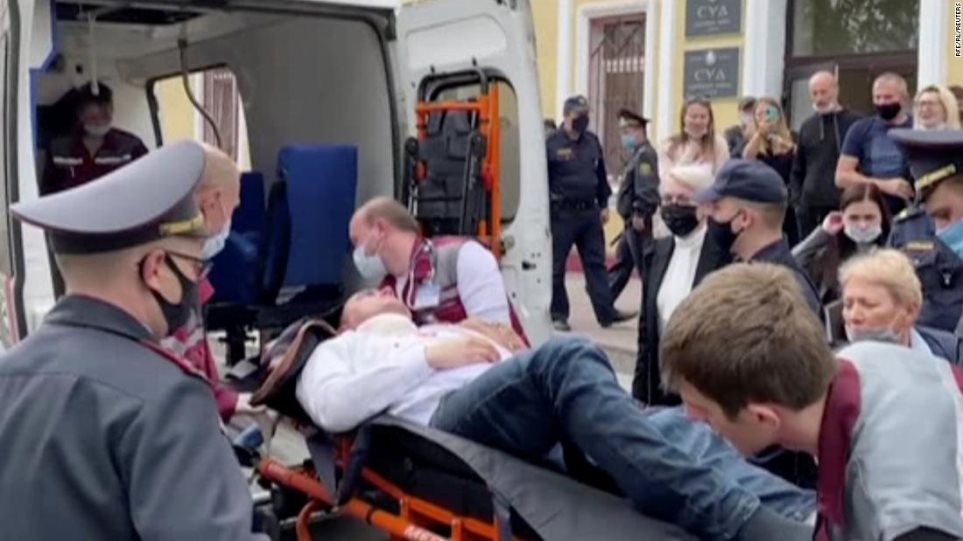 Λευκορωσία: Σε τεχνητό κώμα ο ακτιβιστής που κάρφωσε στυλό στο λαιμό του την ώρα που δικαζόταν
