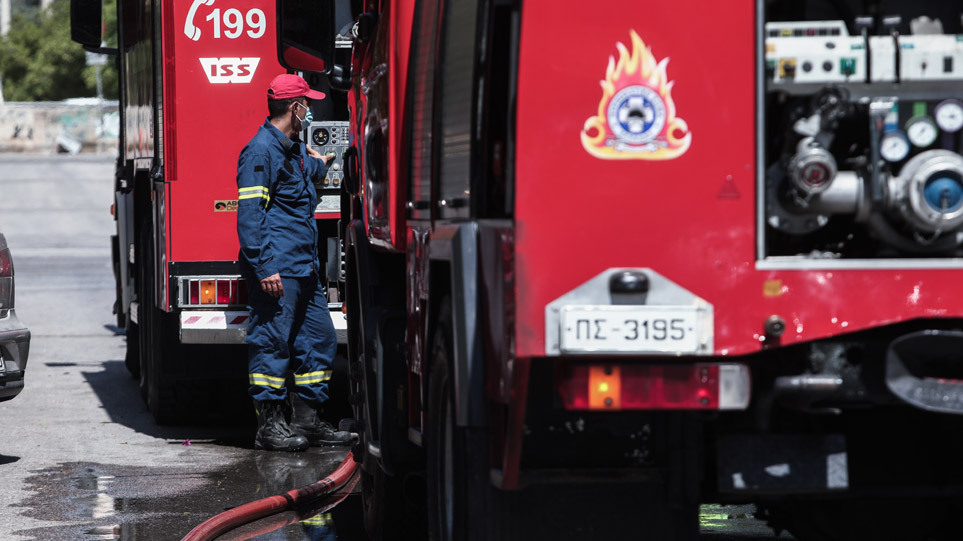 Φωτιά σε αποθήκη στη Θεσσαλονίκη – Πρόλαβαν να βγουν έξω οι εργαζόμενοι