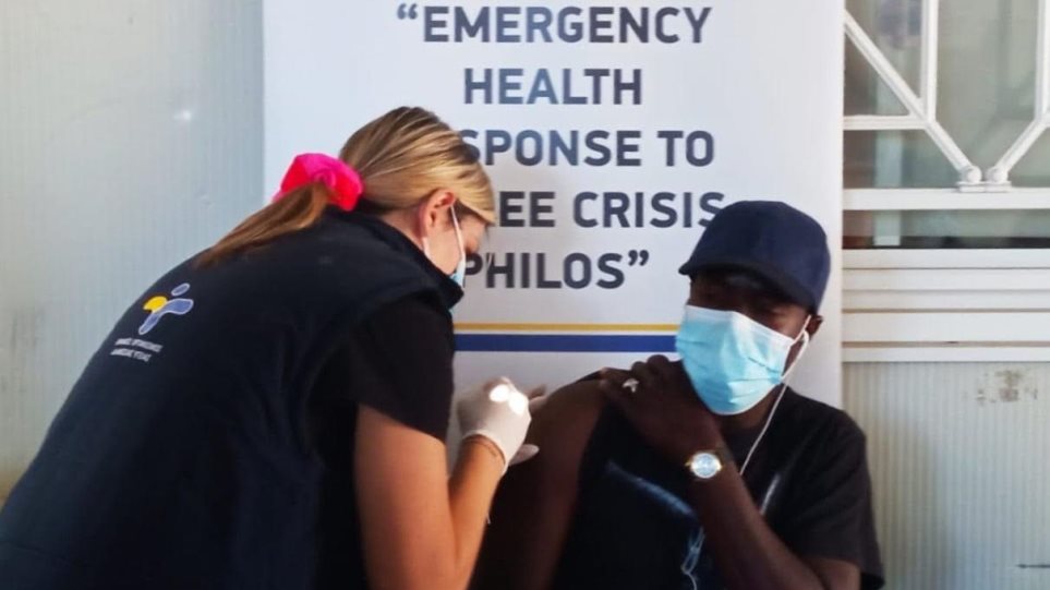 Ξεκίνησε ο εμβολιασμός των αιτούντων άσυλο στα νησιά και την ενδοχώρα