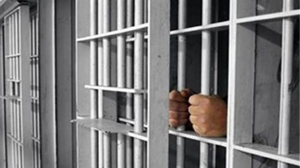 Αιφνιδιαστική έρευνα στις φυλακές Λασιθίου – Βρέθηκαν μαχαίρια, χάπια και μπουκάλια κρασί