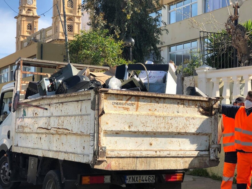 Κρήτη: «Πόρτα-πόρτα» ο Δήμος Χανίων συγκεντρώνει απόβλητα ηλεκτρικού εξοπλισμού – Δείτε φωτογραφίες