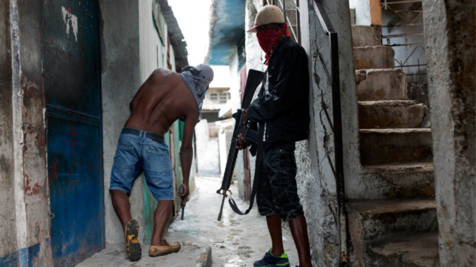 Αϊτή: Τουλάχιστον 4 νεκροί αστυνομικοί σε εφόδους συμμοριών σε αστυνομικά τμήματα για την αρπαγή όπλων -Δείτε βίντεο