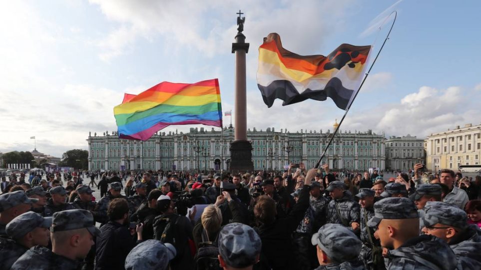 Ρωσία: Το έσκασε από το δικαστήριο την ώρα που δικαζόταν για τη δολοφονία ενός γκέι