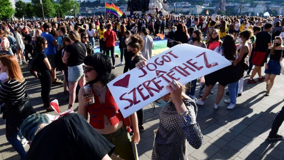 Η Ουγγαρία ψήφισε νόμο που απαγορεύει την «προώθηση» της ομοφυλοφιλίας σε ανηλίκους