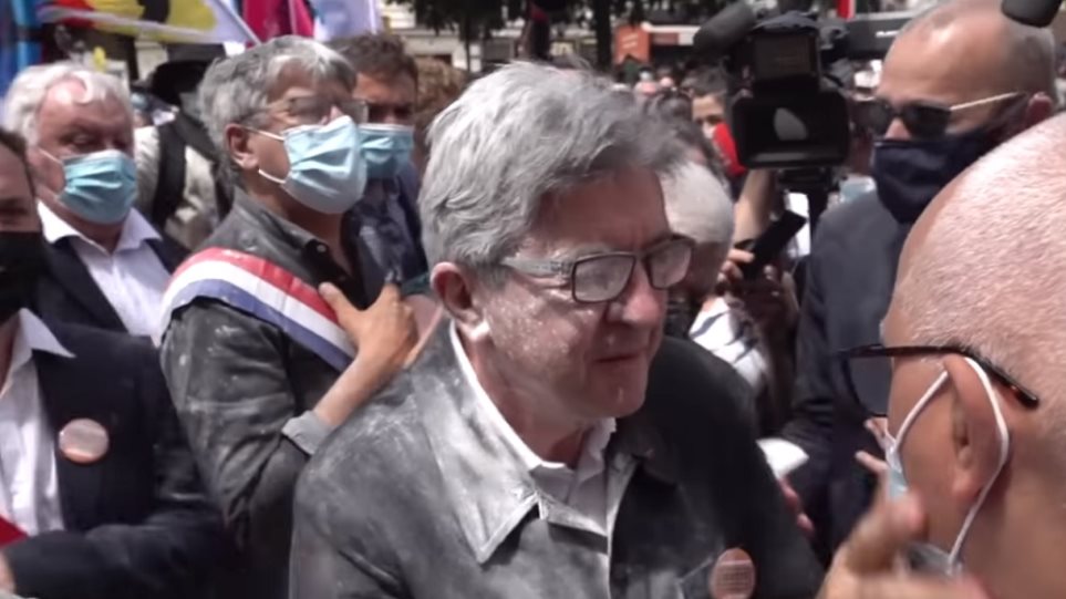Γαλλία: Πέταξαν αλεύρι στον Ζαν-Λυκ Μελανσόν – Δείτε βίντεο