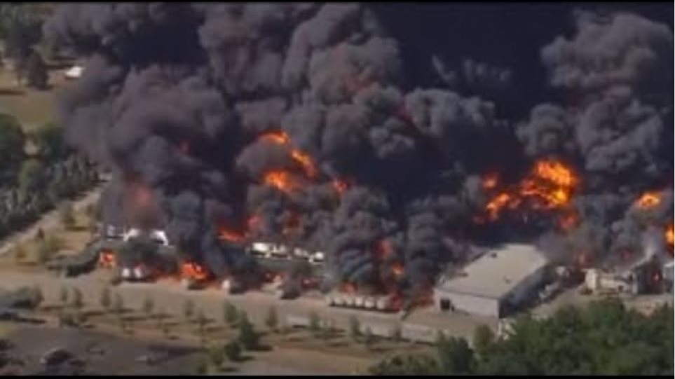 Τρόμος στο Ιλινόι: Τεράστια έκρηξη σε εργοστάσιο χημικών – Πυρκαγιές και εκκένωση εκατοντάδων σπιτιών