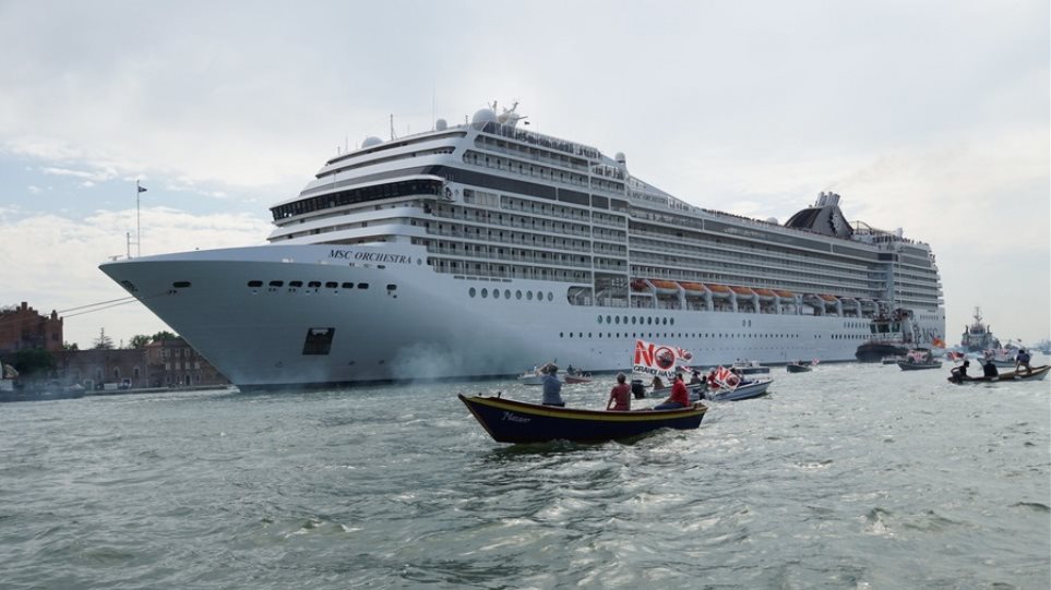 Βενετία: Υπό αυστηρά υγειονομικά μέτρα και διαμαρτυρίες ξεκίνησε το πρώτο κρουαζιερόπλοιο