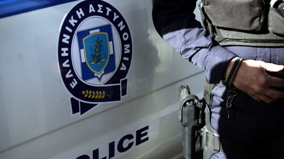 Αστυνομικός της φρουράς της Κατερίνας Σακελλαροπούλου κατηγορείται για απάτη – μαμούθ