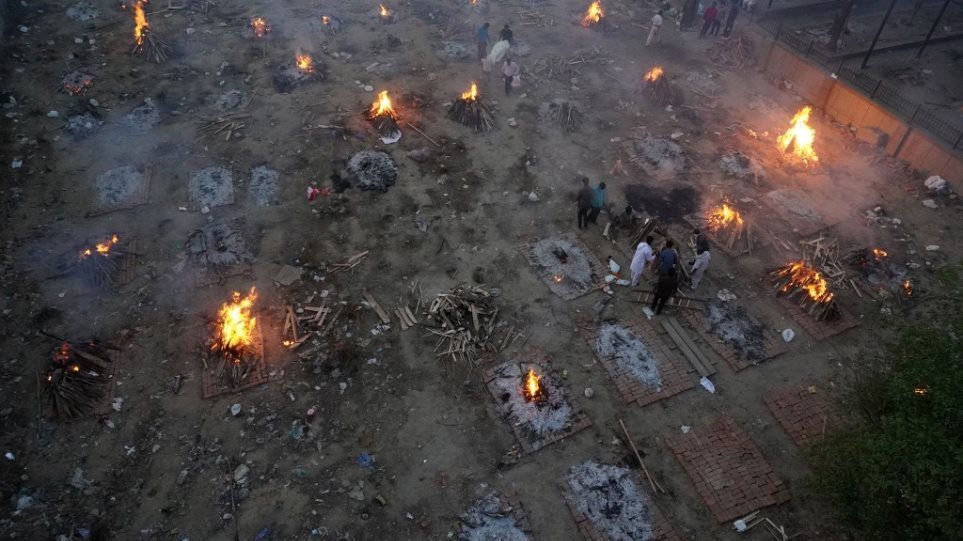Ινδία: Δεν υποχωρεί ο κορωνοϊός – Σχεδόν 2.900 θάνατοι καταγράφηκαν το τελευταίο 24ωρο