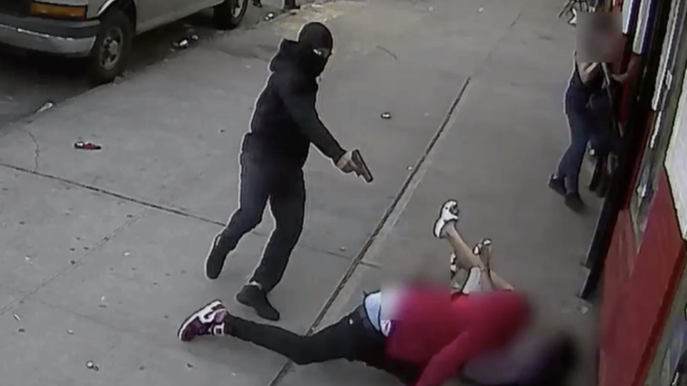 Τρόμος στη Νέα Υόρκη – Βίντεο: Κουκουλοφόρος πυροβολεί μανιακά και παιδιά τρέχουν να σωθούν