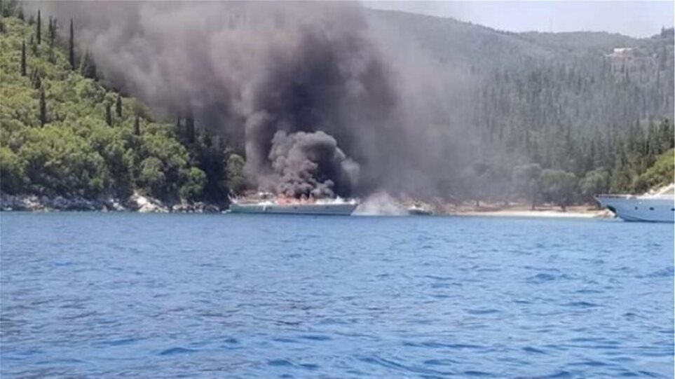 Χαλκιδική: Φωτιά σε σκάφος στο λιμάνι του Νέου Μαρμαρά