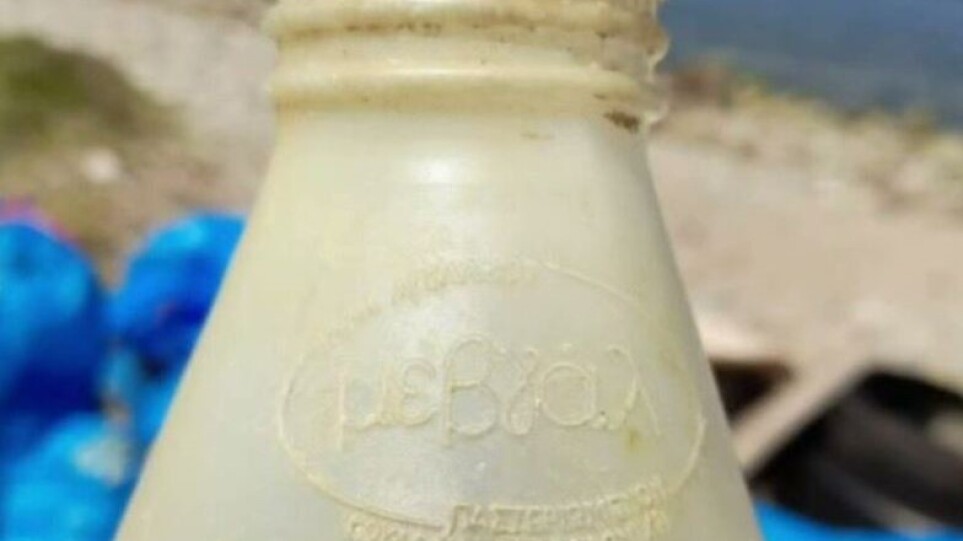 Θεσσαλονίκη: Βρήκαν μπουκάλι γάλακτος στην παραλία από το 1980! – Δείτε το βίντεο