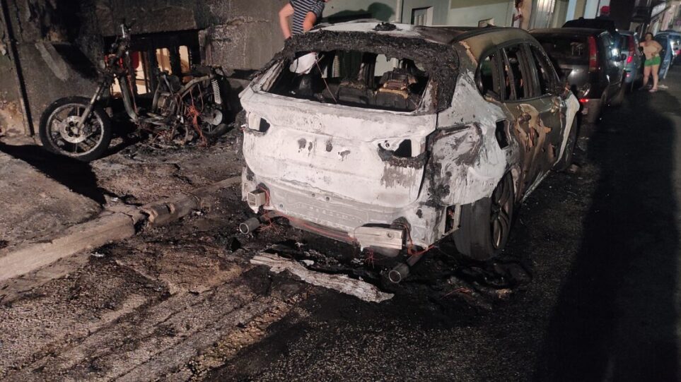 Δράμα: Αυτοκίνητο τυλίχθηκε στις φλόγες – Φθορές σε άλλα δύο οχήματα και μία οικοδομή (φωτογραφίες)