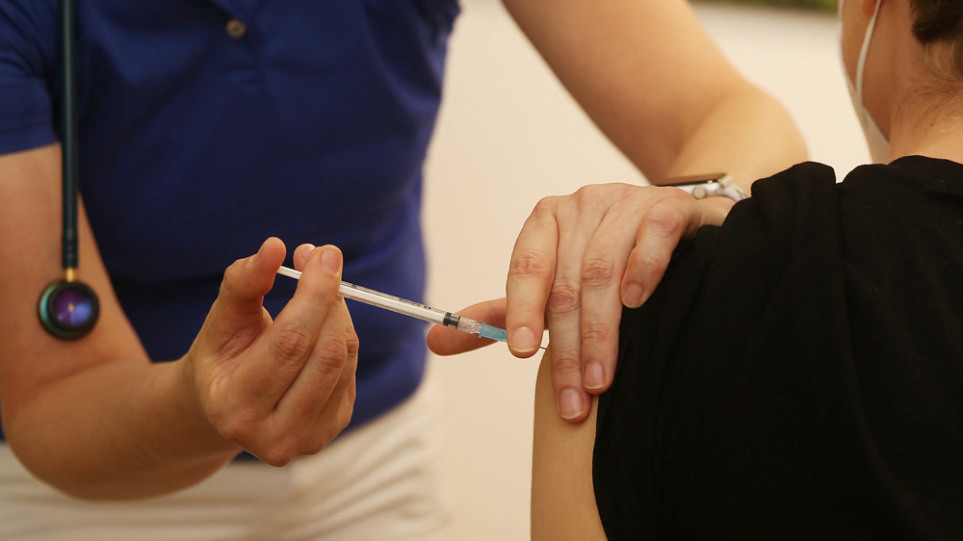 Κορωνοϊός: «Ασπίδα» τα εμβόλια – 85% λιγότεροι στις ΜΕΘ, 90% λιγότεροι θάνατοι