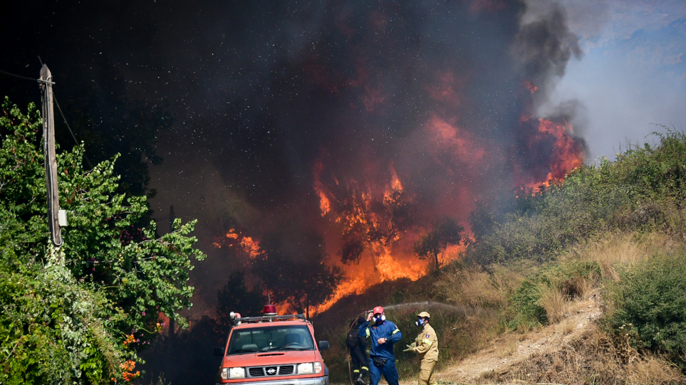 Βόνιτσα: Συνεχίζεται η μάχη με την πυρκαγιά – Ισχυρές δυνάμεις της Πυροσβεστικής στην περιοχή