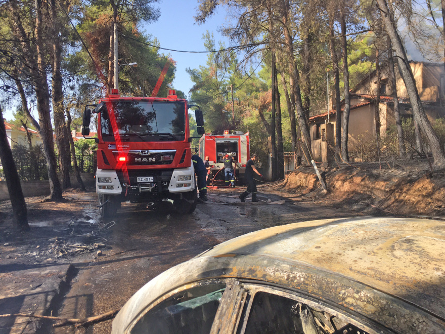 Βίντεο και φωτογραφίες από τη φωτιά στη Σταμάτα: Εικόνες καταστροφής – Κάηκαν σπίτια και αυτοκίνητα