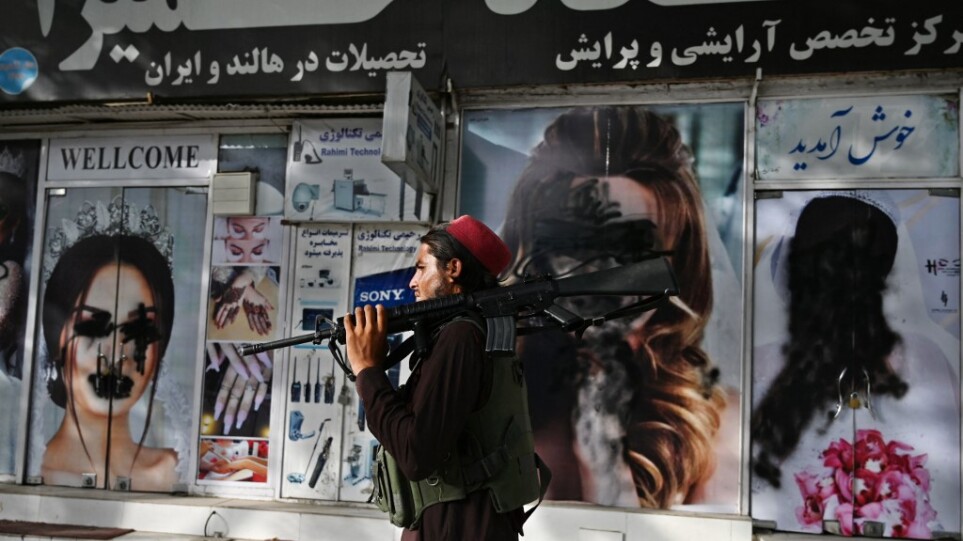 Αφγανιστάν: Δείτε τις βανδαλισμένες εικόνες γυναικών σε βιτρίνες στην Καμπούλ