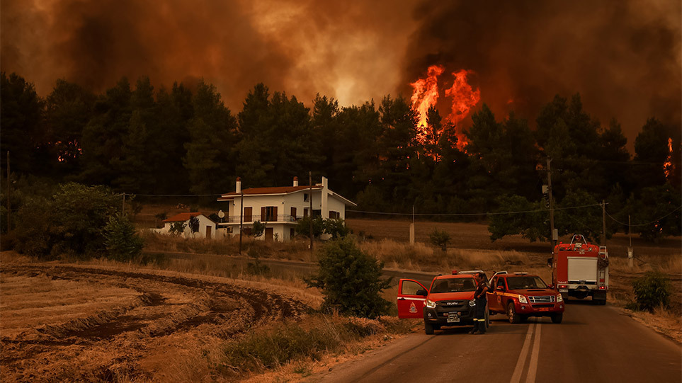 Φωτιά στην Εύβοια: Βιβλική καταστροφή, στις φλόγες και τα Βασιλικά – Μάχη για να μην φτάσει στην Ιστιαία