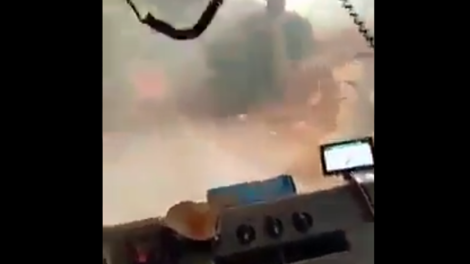 Φωτιά στη Βαρυμπόμπη – Συγκλονιστικό βίντεο: Η στιγμή που πυροσβέστες μπαίνουν στο μέτωπο της φωτιάς