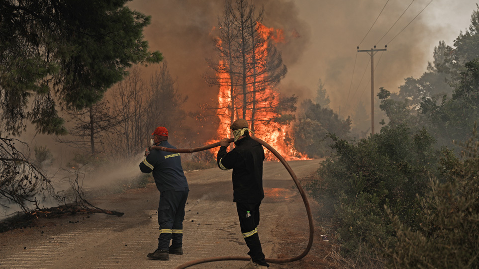 Φωτιές: Αυξημένος και σήμερα ο κίνδυνος πυρκαγιάς – Πάνω από 1.000  πυροσβέστες συνεχίζουν να επιχειρούν στα πύρινα μέτωπα