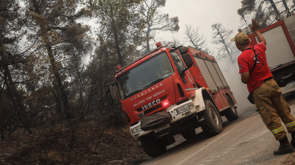 Ανεξέλεγκτη η πυρκαγιά στη Δωρίδα – Δραματικό μήνυμα από τον δήμαρχο: «Η φωτιά πάει όπου θέλει, όποτε θέλει»