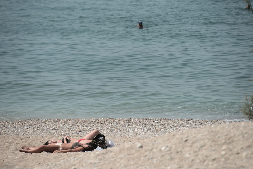 Καύσωνας: Στις παραλίες οι Αθηναίοι για «ανάσες δροσιάς» – Δωρεάν είσοδος σε οργανωμένες πλαζ  – Δείτε φωτογραφίες