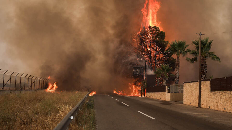 Φωτιά στη Βαρυμπόμπη: Έξι άτομα με αναπνευστικά προβλήματα και ένας πυροσβέστης στο νοσοκομείο