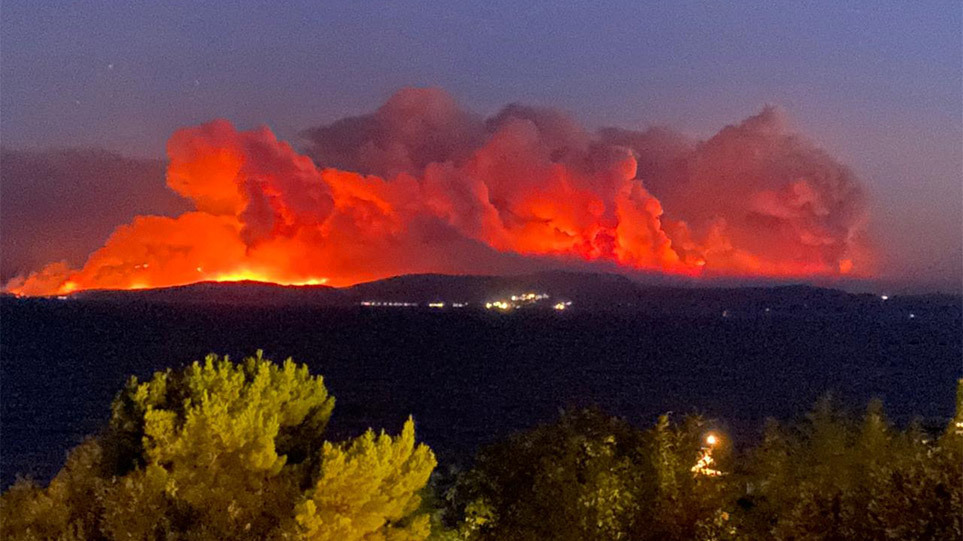 Φωτιά στην Εύβοια: Εικόνες αποκάλυψης της πυρκαγιάς από τη Σκιάθο – Δείτε βίντεο