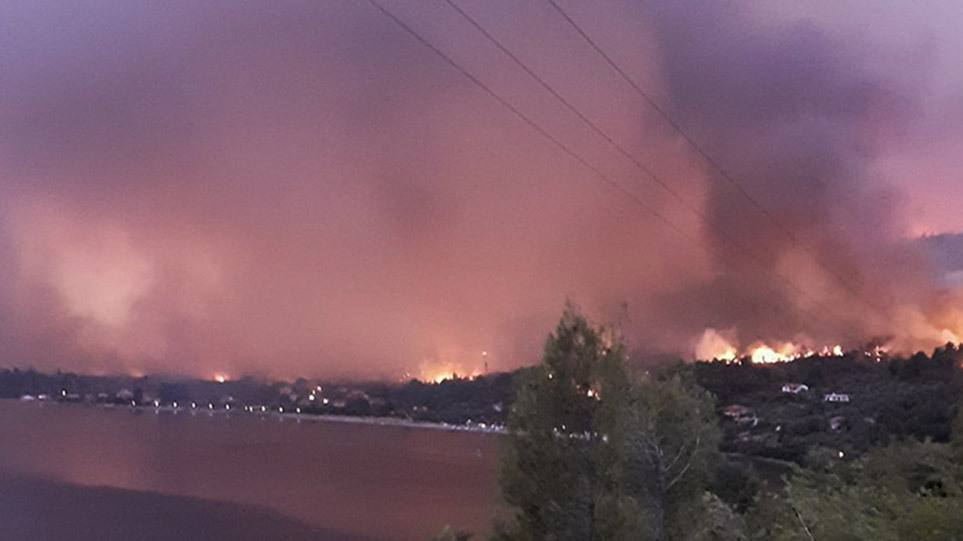 Μάχη με τις φλόγες στην Εύβοια: Εκκενώνονται οι Κεχριές – Εντάθηκαν οι άνεμοι – Δυσκολεύονται να επιχειρήσουν τα εναέρια μέσα
