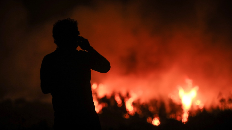 Φωτιά στην Εύβοια: Άγγιξαν τη θάλασσα στο βόρειο άκρο του νησιού οι φλόγες