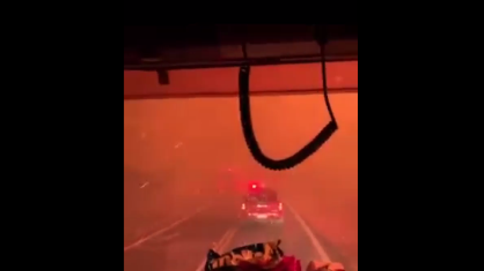 Φωτιά στη Βιλιά: Η τρομακτική στιγμή που όχημα εθελοντών δασοπυροσβεστών πλησιάζει το πύρινο μέτωπο – Βίντεο