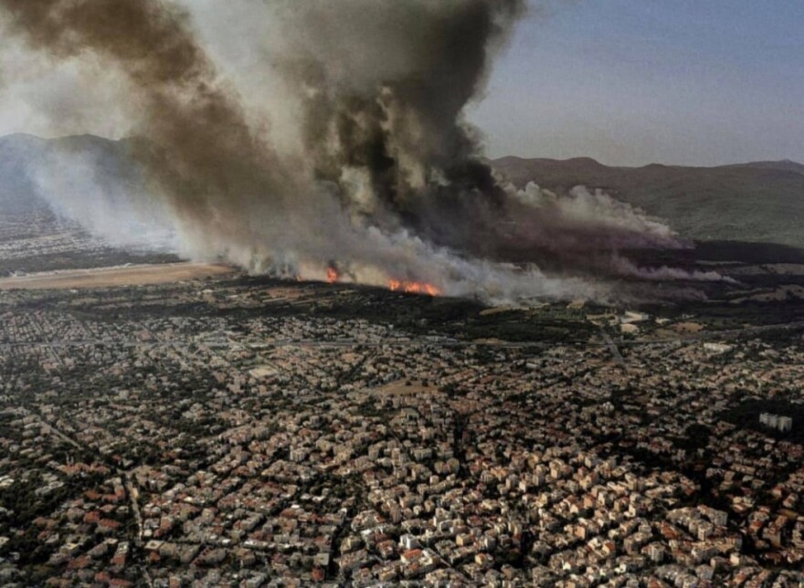 Φωτιά στη Βαρυμπόμπη: Δείτε τη viral φωτογραφία με το πύρινο «μανιτάρι» πάνω από την Αττική