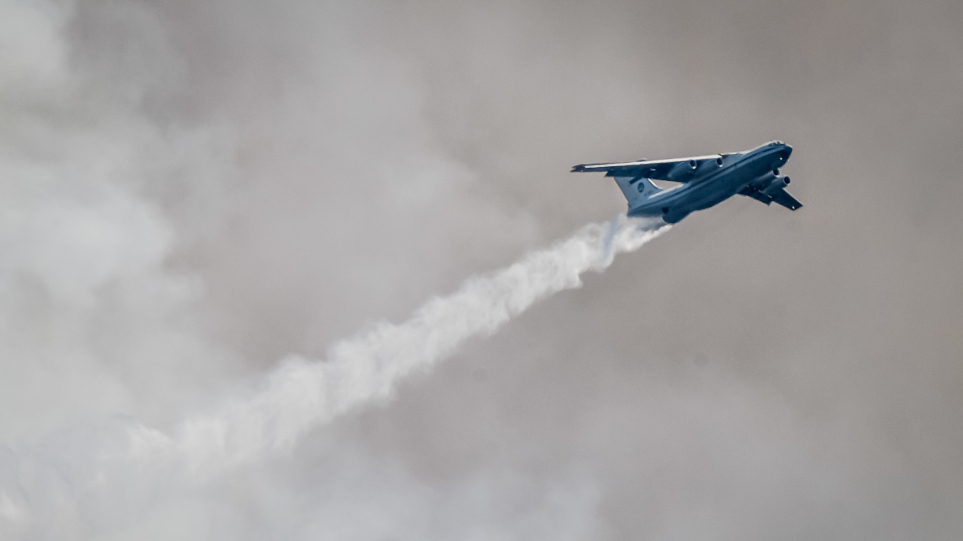 Φωτιά στα Βίλια: Παραλίγο τραγωδία με το ρωσικό πυροσβεστικό αεροσκάφος Ιλιούσιν – Δείτε βίντεο