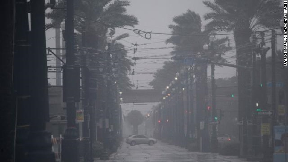 ΗΠΑ: Με ανέμους 235 χιλιομέτρων ο τυφώνας Άιντα «χτυπά» τη Λουιζιάνα – Χωρίς ρεύμα 122.000 σπίτια και επιχειρήσεις