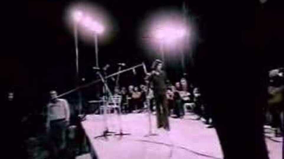 Μίκης Θεοδωράκης: Η ιστορική συναυλία στο Καραϊσκάκη το 1974 – Βίντεο