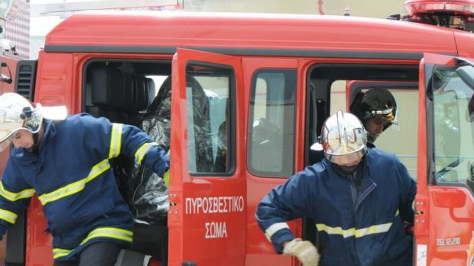 Επιχείρηση της Πυροσβεστικής στην Πιερία για διαρροή αμμωνίας από δεξαμενή φορτηγού